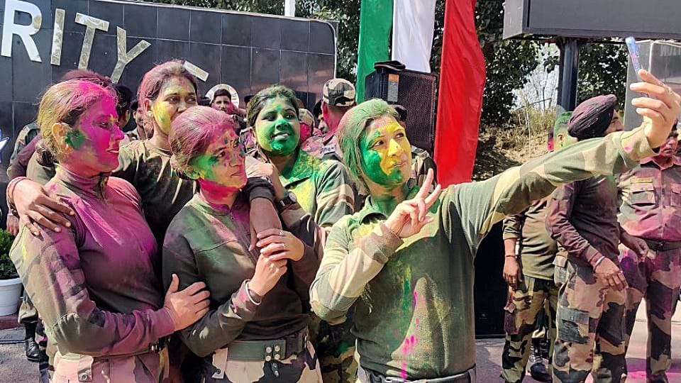 JK Holi 2023: Gulal blown from LoC to homes on Holi, women soldiers danced fiercely