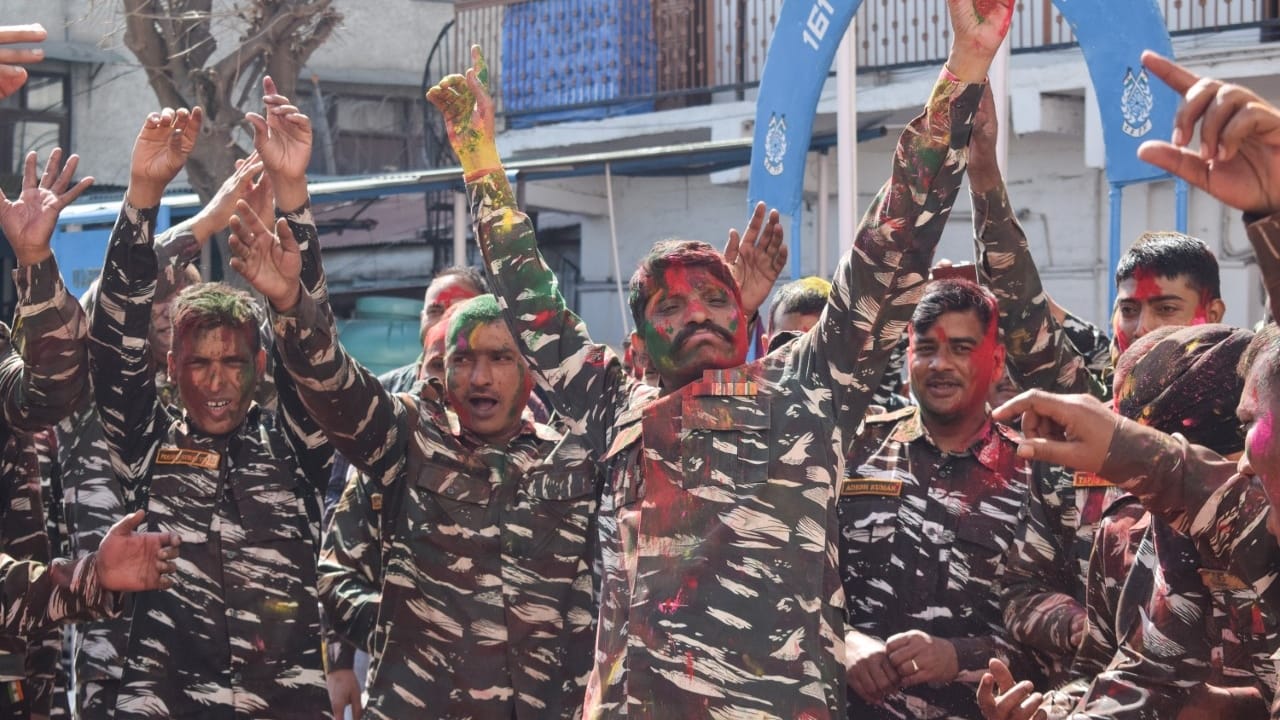 JK Holi 2023: Gulal blown from LoC to homes on Holi, women soldiers danced fiercely