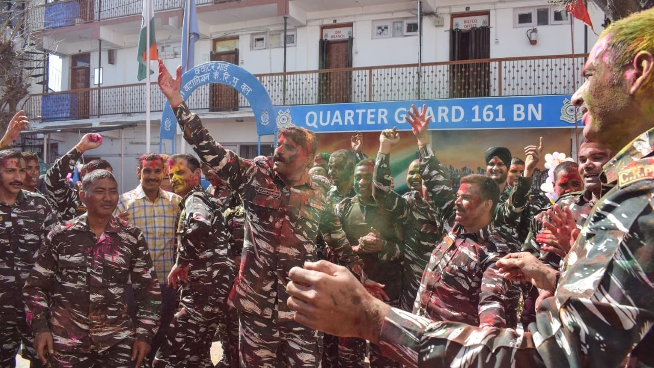 JK Holi 2023: Gulal blown from LoC to homes on Holi, women soldiers danced fiercely