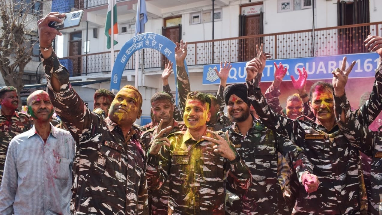 JK Holi 2023: Gulal blown from LoC to homes on Holi, women soldiers danced fiercely