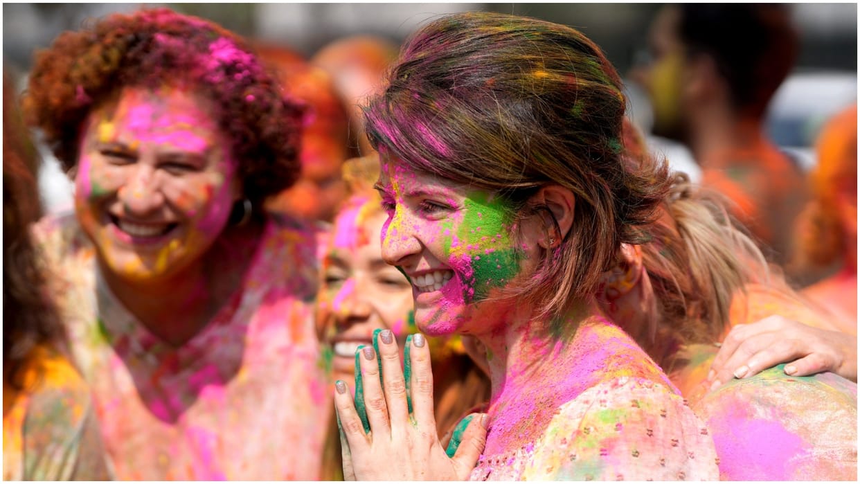 Happy Holi: From Ladakh to Kanyakumari, People enjoy Holi like this, Israel's ambassador playing colors