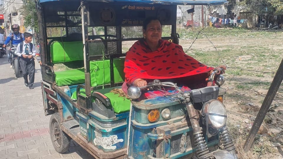International Women's Day 2023 Struggle Story haridwar women e-rickshaw driver