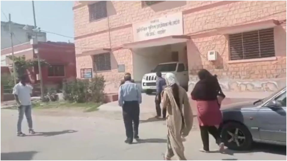 iranian couple taxi driver going to hyderabad with gps reached indo pak border apprehended bsf in Barmer