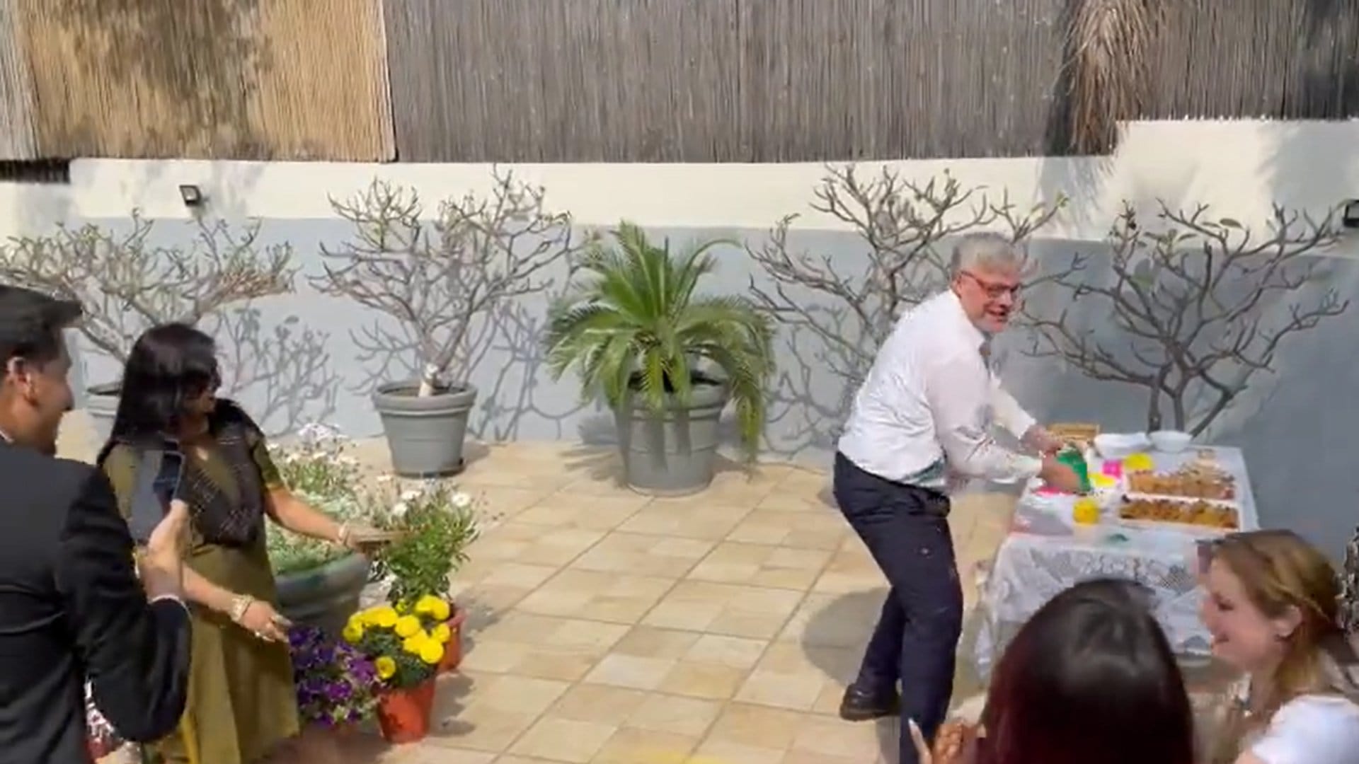 Happy Holi: From Ladakh to Kanyakumari, People enjoy Holi like this, Israel's ambassador playing colors