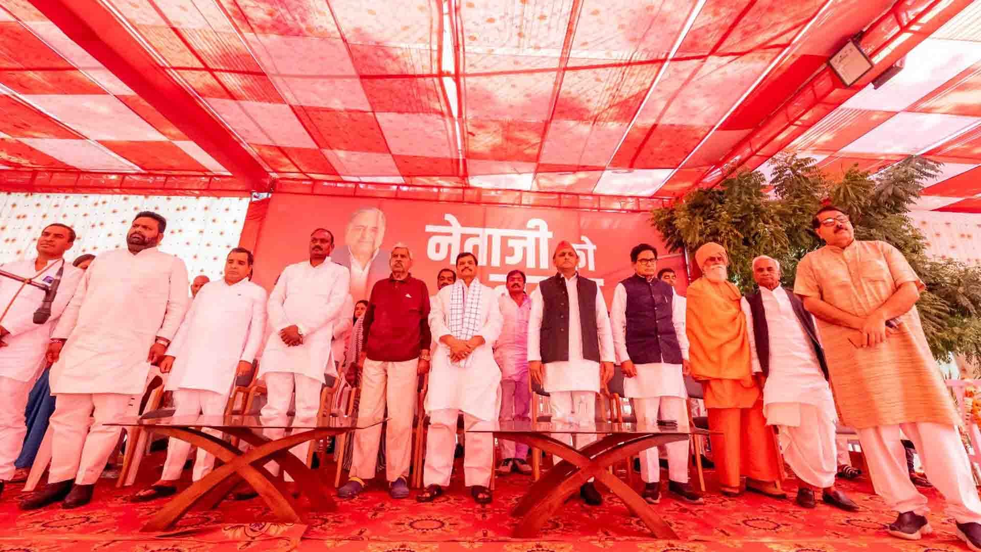 Holi celebrations of Mulayam family, Rangotsav celebrated with simplicity in Saifai