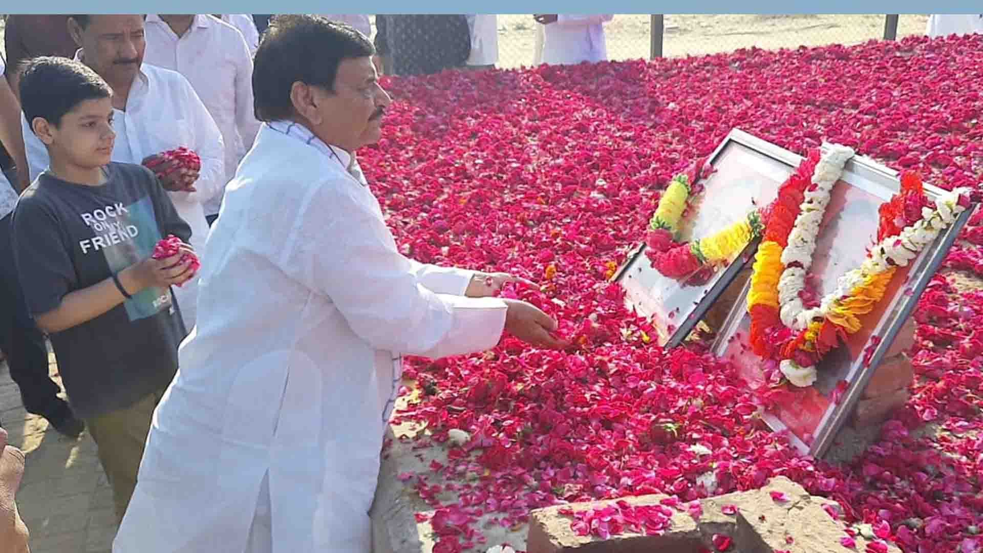 Holi celebrations of Mulayam family, Rangotsav celebrated with simplicity in Saifai