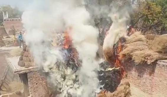 Fire broke out in two houses due to short circuit in Auraiya, household goods burnt to ashes