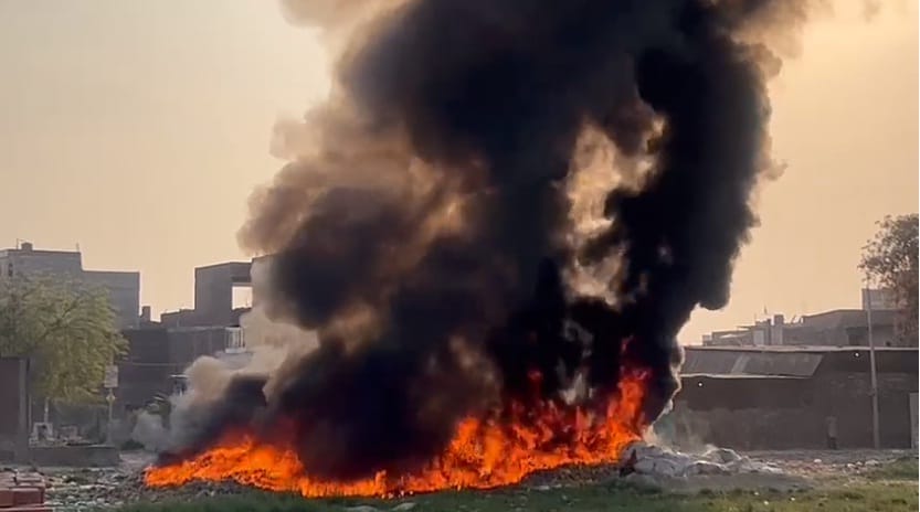 Fierce fire broke out in the junk lying in the vacant plot in Kanpur, smoke was seen spreading far and wide