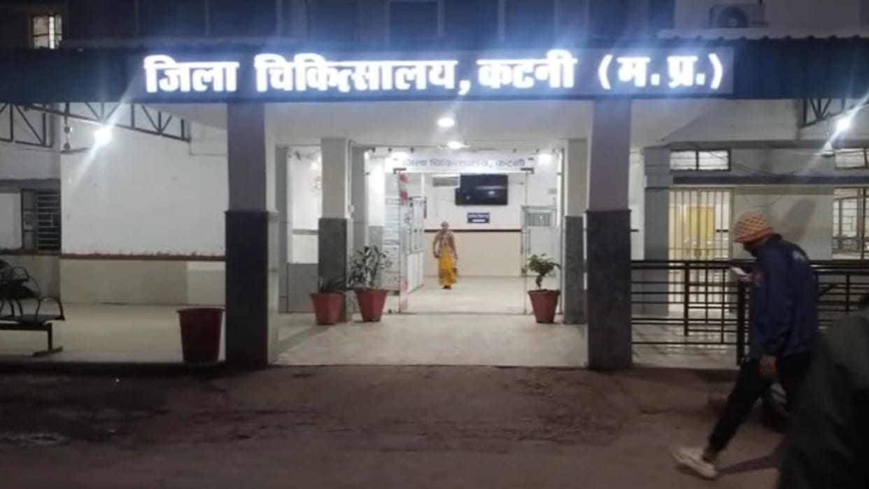 Son poured petrol on his father and set him on fire for not giving the car, admitted to the district hospital