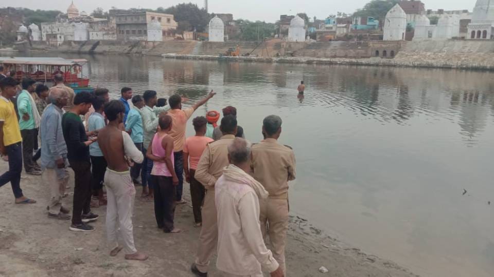 Four friends drowned who went to bathe in Yamuna in Agra three were rescued one was swept away in river