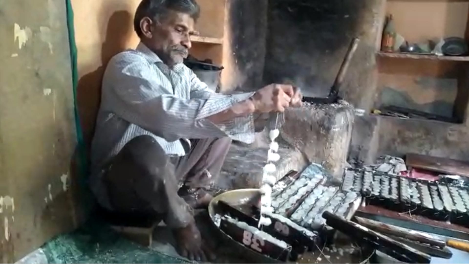 On Holi festival in Bundelkhand, garlands are worn on each other, unique jewelery made of sugar ends enmity