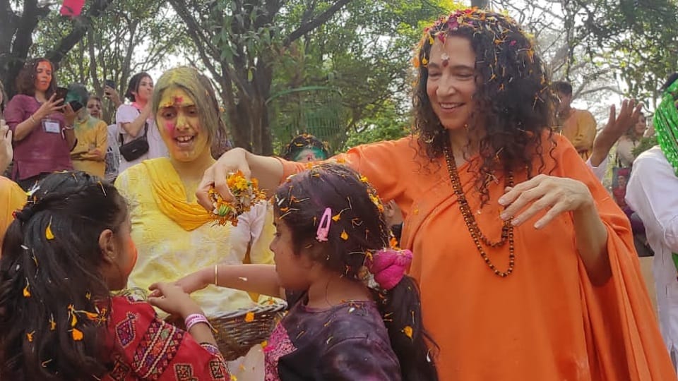 Holi 2023 Foreign tourists Celebrated in Parmarth Niketan During international yoga festival Photos