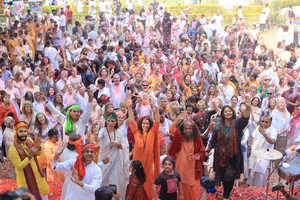 Holi 2023 Foreign tourists Celebrated in Parmarth Niketan During international yoga festival Photos