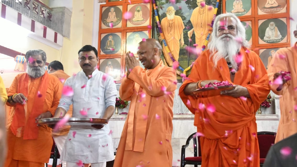 colors of Holikotsav blossomed in the presence of CM Yogi