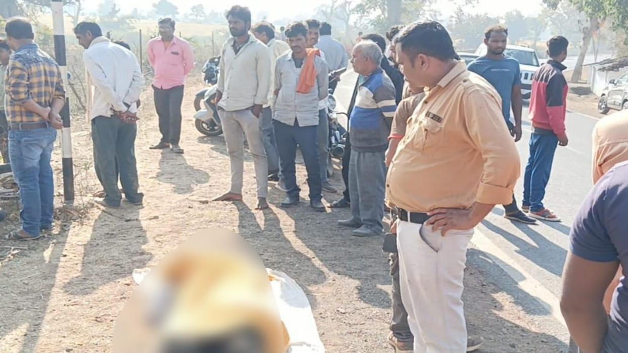 Road Accident A young man coming home on Holi in Damoh died due to collision with an unknown vehicle