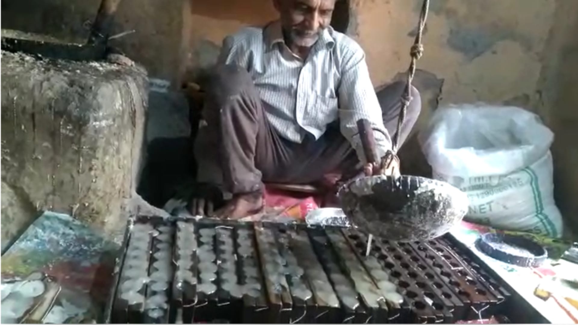 On Holi festival in Bundelkhand, garlands are worn on each other, unique jewelery made of sugar ends enmity