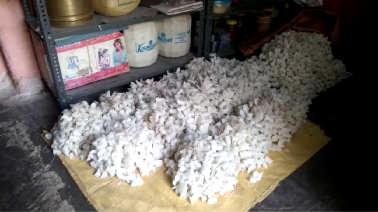 On Holi festival in Bundelkhand, garlands are worn on each other, unique jewelery made of sugar ends enmity