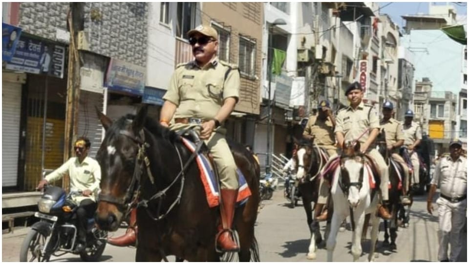 SP Satyendra Kumar Shukla came out on horse to take stock of security arrangements on Holi in Ujjain