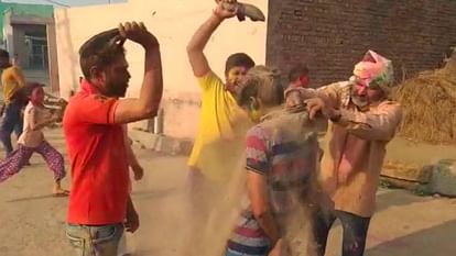 Holi was played with shoes and slippers in Bachhgaon of Mathura