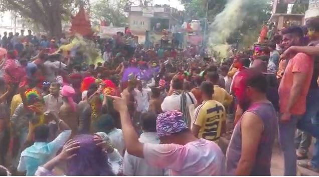 Foreigners seen intoxicated on the ghats devotees danced on Holi Khele Raghuvira in Kashi Vishwanath