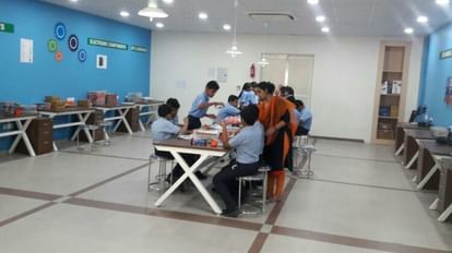 अटल टिंकरिंग लैब: अब माध्यमिक विद्यालयों से तैयार होंगे वैज्ञानिक, रोबोटिक्स तकनीकों से रूबरू होंगे छात्र अटल टिंकरिंग लैब