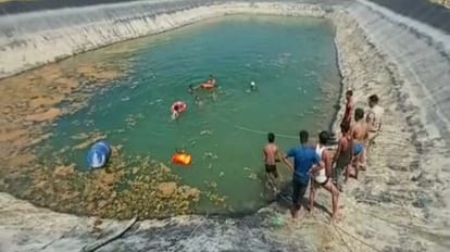 चार लोगों के डूबने की खबर सुनकर लोग पहुंचे, और उनके शवों को बाहर निकाला।