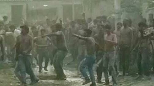 Bihar: बेतिया में रंग-अबीर फेंकने को लेकर दो पक्षों में भिड़ंत, जमकर हुआ पथराव; एक की मौत, 10 घायल