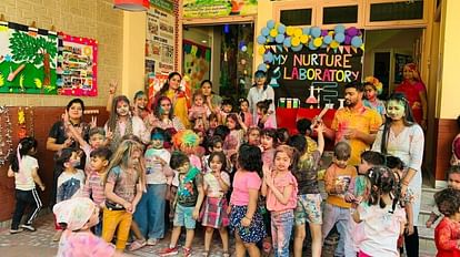 Holi 2023: होली महोत्सव रंग बरसे में खूब झूमे बच्चे, पपेट शो से देखा होलिका दहन, गूंजा फाग का राग होली महोत्सव रंग बरसे में धूम मचाते बच्चे