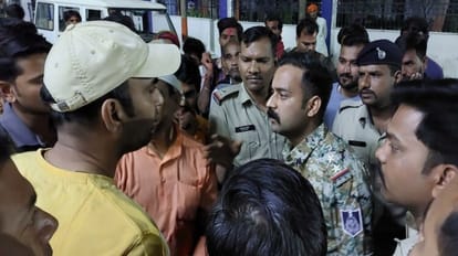 जिला अस्पताल में हंगामे के बाद डॉक्टरों ने धरना प्रदर्शन किया।