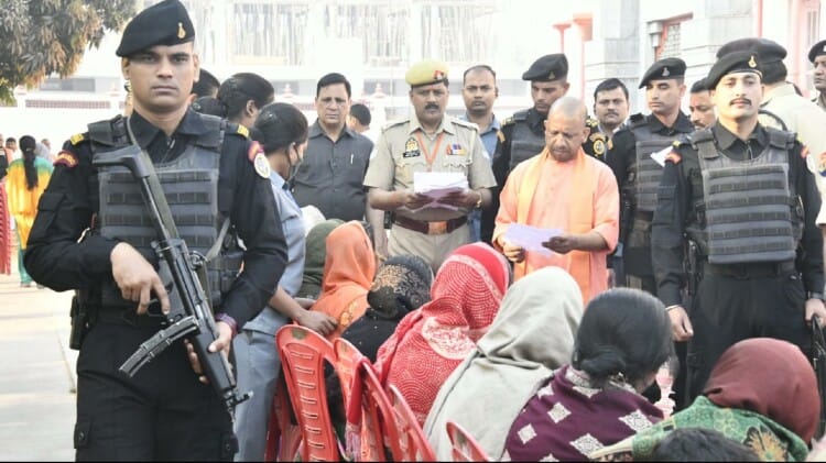 Janta Darbar:भू-माफिया को सिखाएं करारा कानूनी सबक, जनता दरबार में सीएम योगी ने सुनीं 500 लोगों की समस्याएं - Chief Minister Yogi Adityanath Listened To The Problems Of 500 People ...