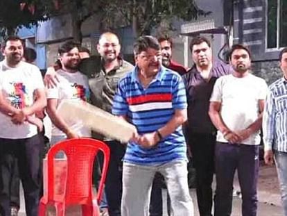 Indore News:भाजपा महासचिव कैलाश विजयवर्गीय बोले- इस बार भाजपा डेढ़ सौ से ज्यादा सीटें जीतेगी कैलाश विजयवर्गीय गली में क्रिकेेट खेलते हुए।