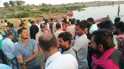 नर्मदा में नहाने गया एक युवक अब भी लापता है।