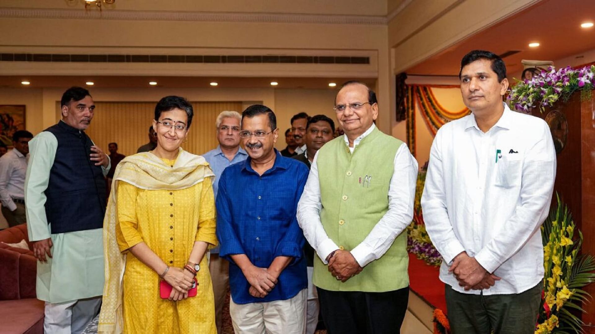 सीएम केजरीवाल और दिल्ली एलजी के साथ आप मंत्री-सौरभ भारद्वाज और आतिशी