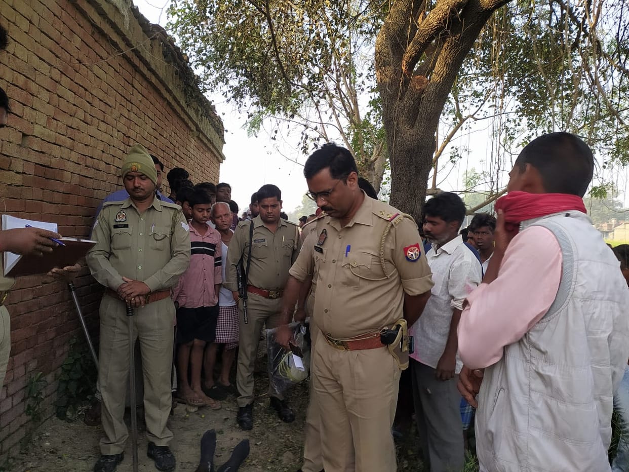 Body of youth found hanging from tree under suspicious circumstances, police engaged in investigation