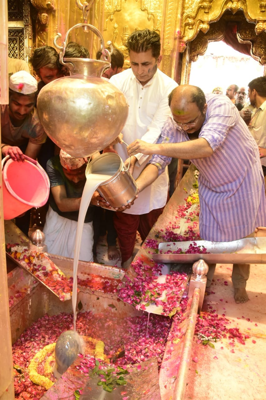 Holi played with Baba Vishwanath with 21 kg rose petals, 11 liters of orange thandai and grape thandai