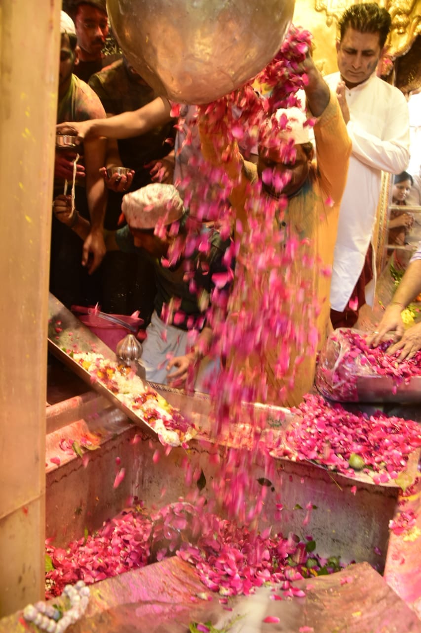 Holi played with Baba Vishwanath with 21 kg rose petals, 11 liters of orange thandai and grape thandai