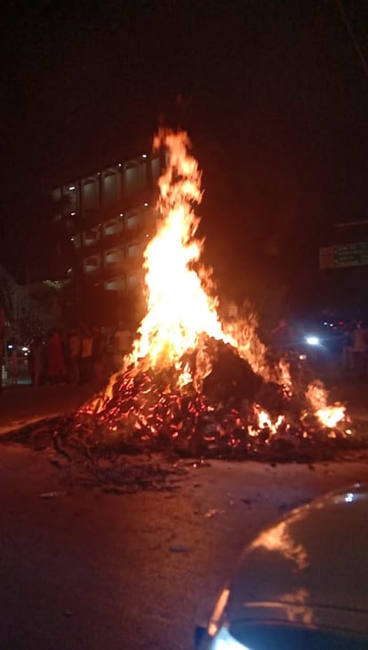 Children danced a lot in the Holi festival, saw Holika Dahan from the puppet show, echoed the melody of Phag