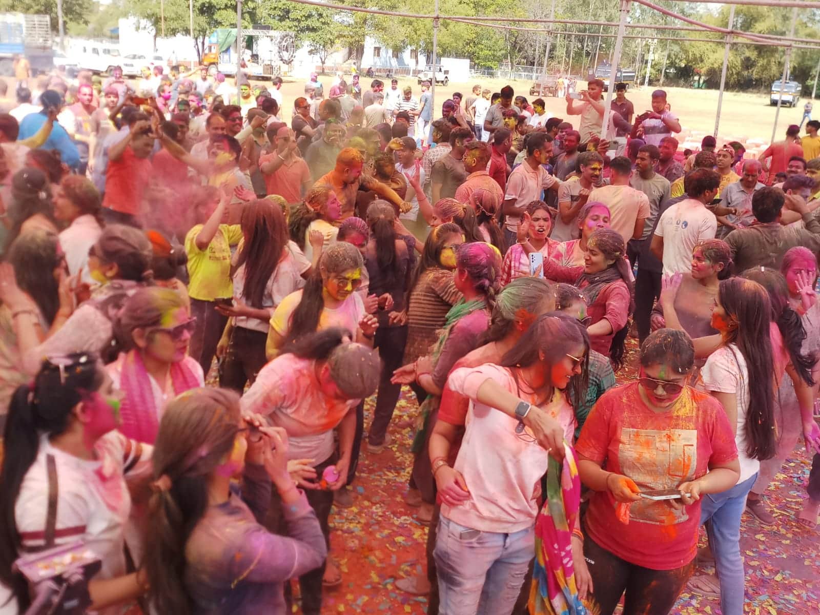 MP News: Bhopal commissioner fired gun, policemen danced to the tune of DJ