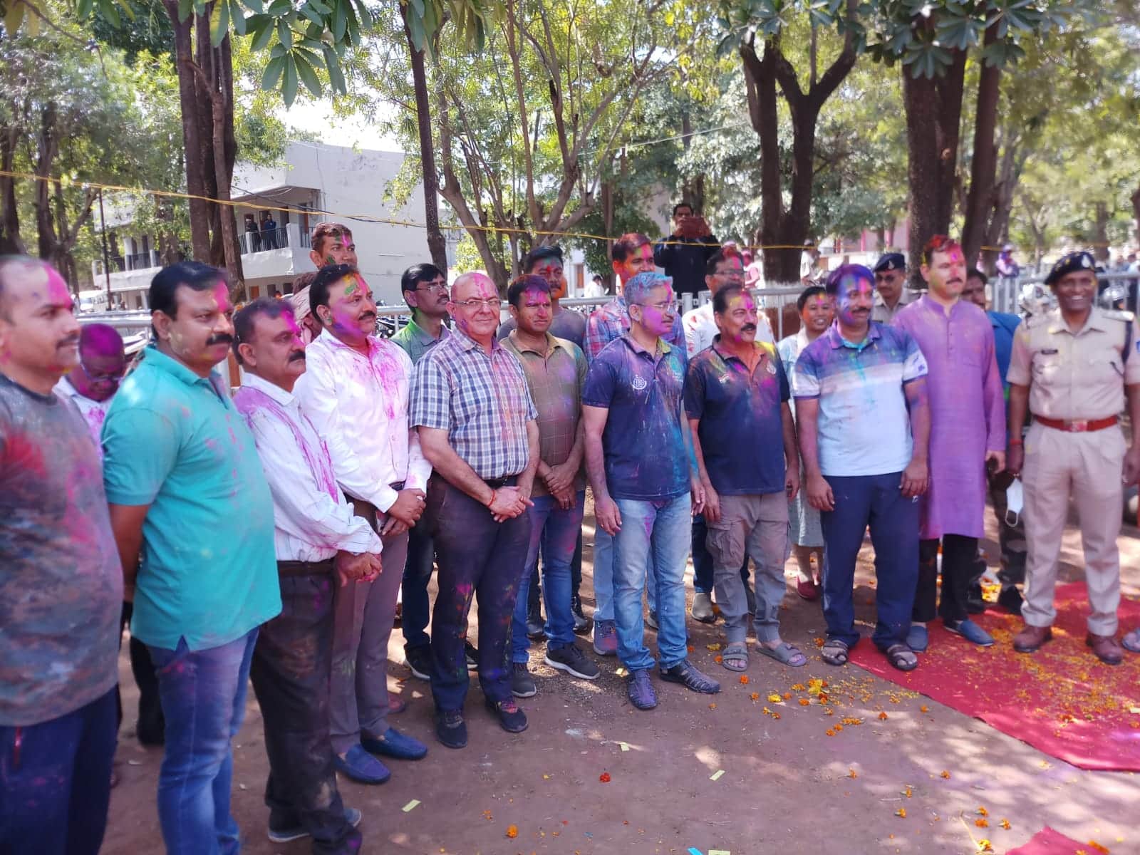 MP News: Bhopal commissioner fired gun, policemen danced to the tune of DJ