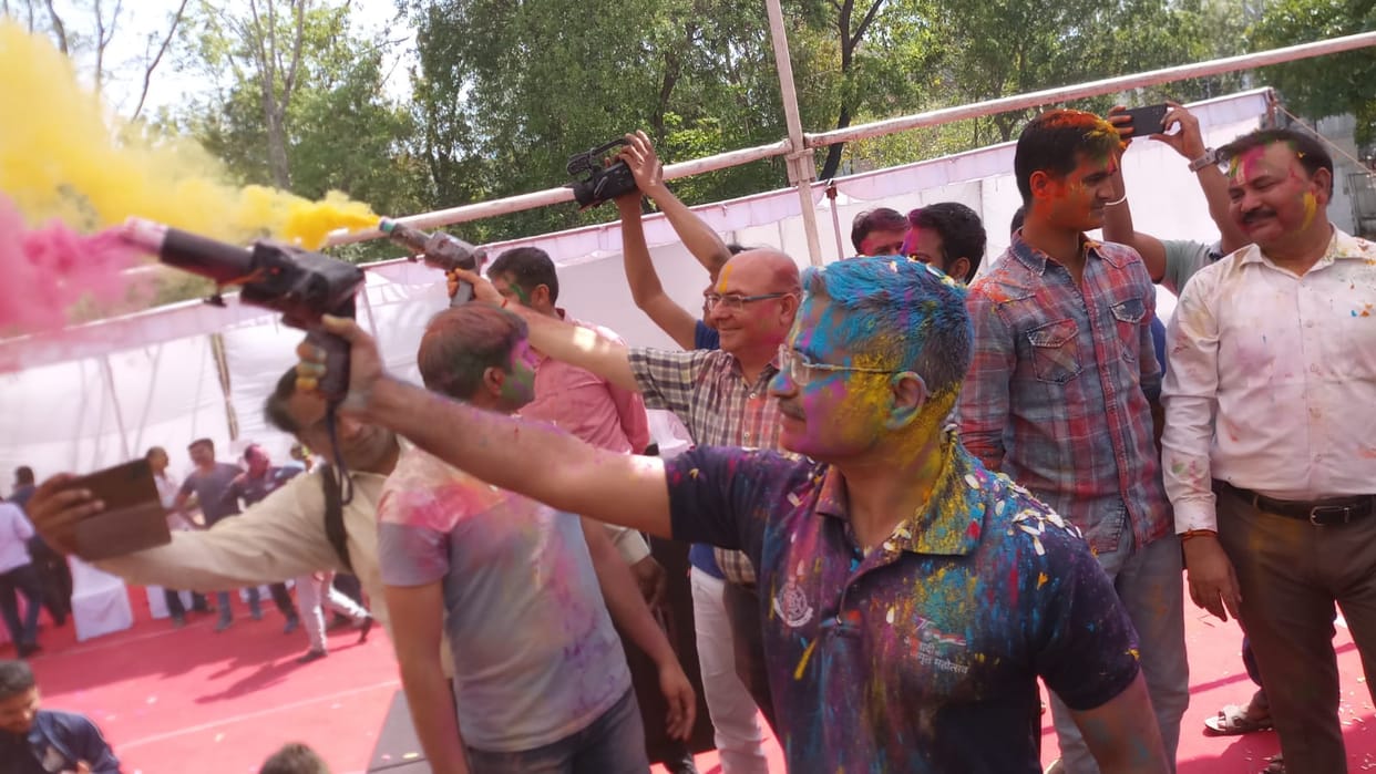 MP News: Bhopal commissioner fired gun, policemen danced to the tune of DJ