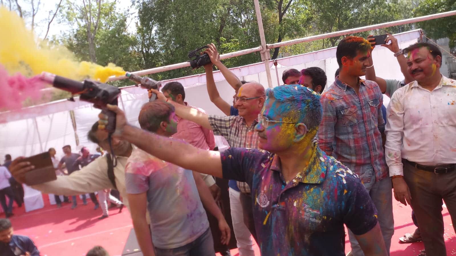 MP News: Bhopal commissioner fired gun, policemen danced to the tune of DJ