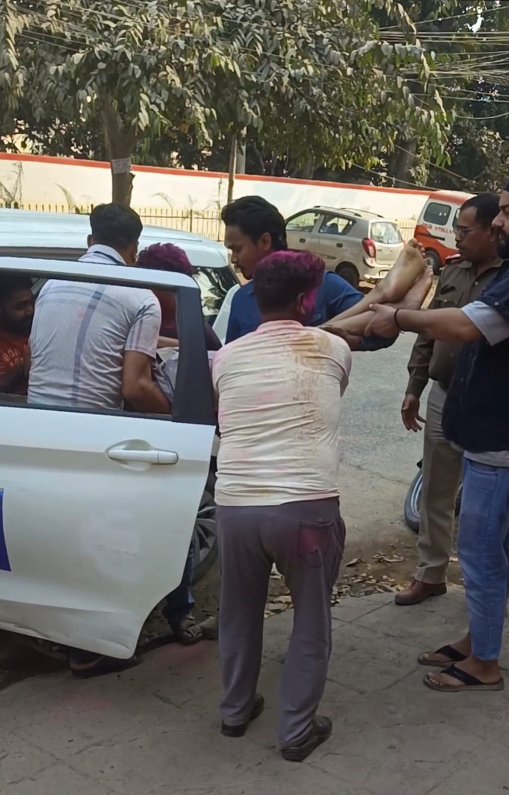 Bihar: Bullet bike collided with police barricade on Patna's high speed Atal Path, youth is in ICU