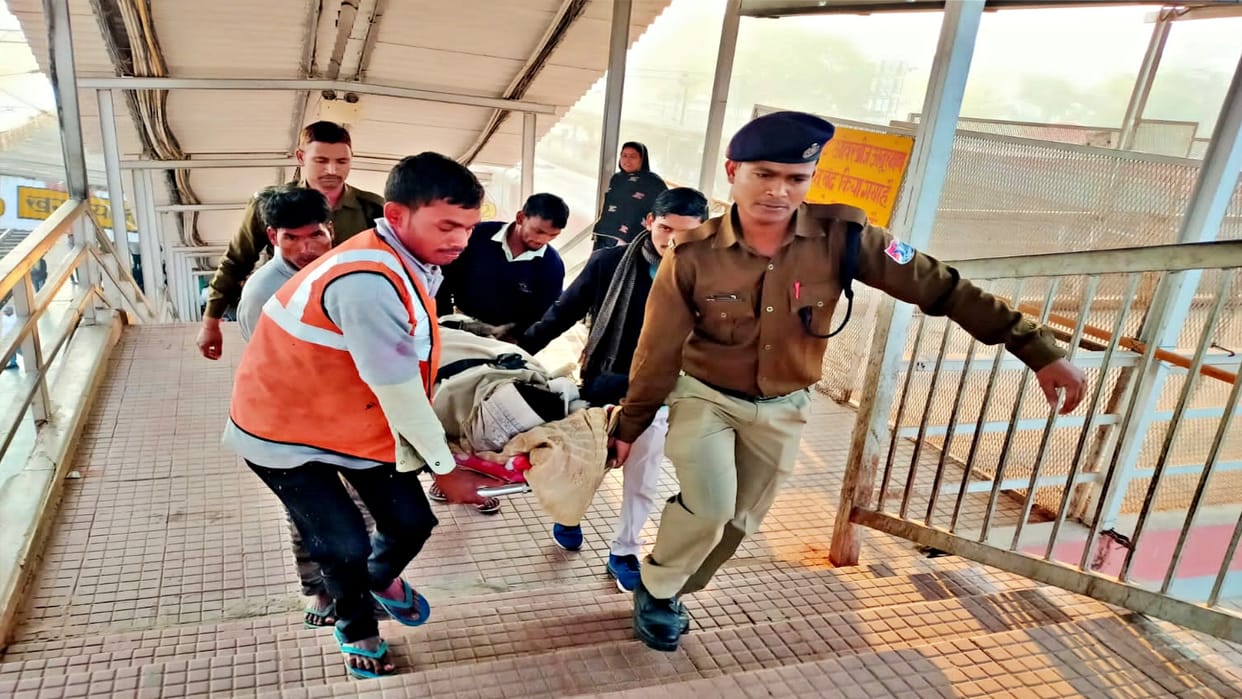 Bihar News RPF got the woman going by Mahananda Express delivered in Khagaria