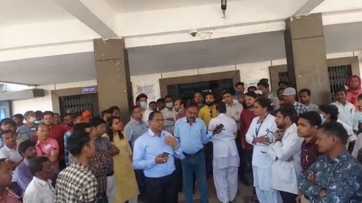 chhattisgarh doctor beaten up after entering surajpur district hospital