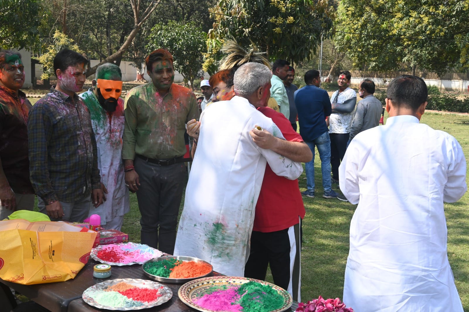 Rangotsav of Varanasi Police in pictures: After completing Holi of public, they danced on 'Rang Barse Bheege C