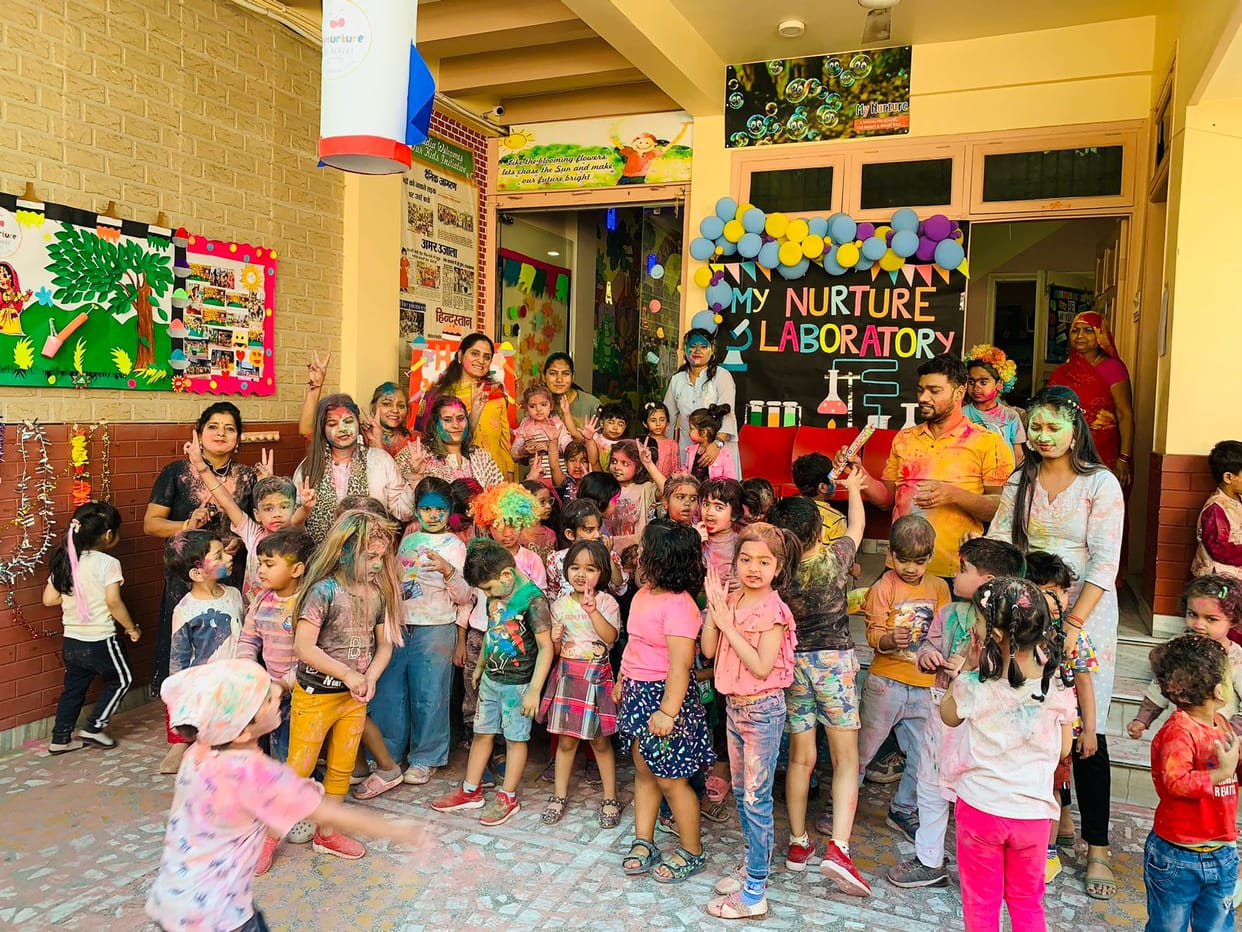 Children danced a lot in the Holi festival, saw Holika Dahan from the puppet show, echoed the melody of Phag