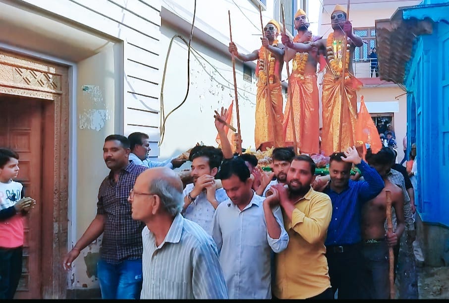 Holi of Bijauli  Meerut is historical, youths take out parade in the village by piercing the body