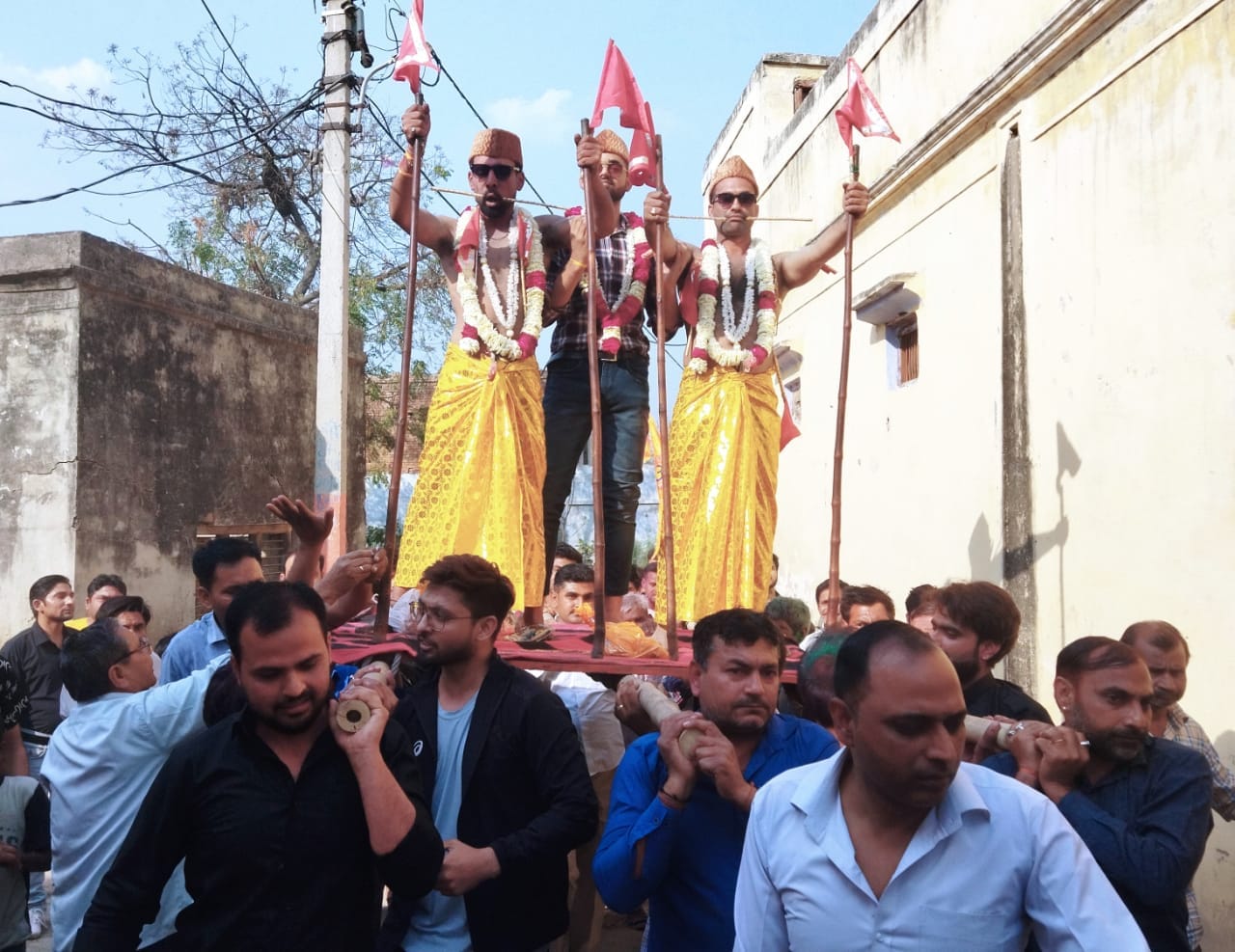 Holi of Bijauli  Meerut is historical, youths take out parade in the village by piercing the body