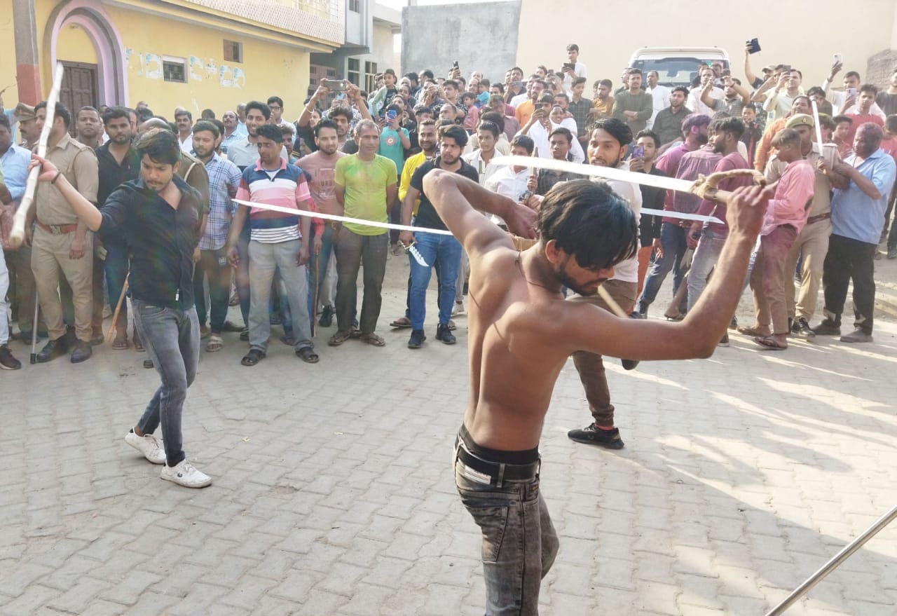 Holi of Bijauli  Meerut is historical, youths take out parade in the village by piercing the body