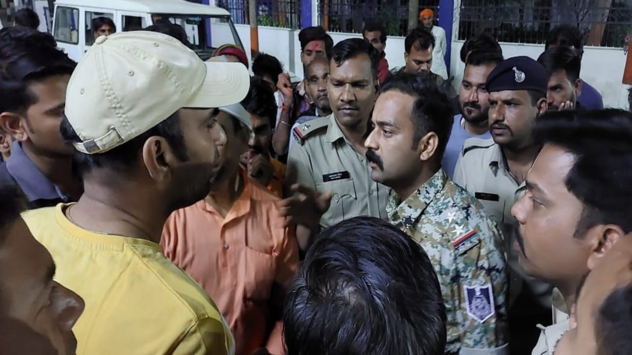 Terror of miscreants in Damoh district hospital, attack on security guards-health workers